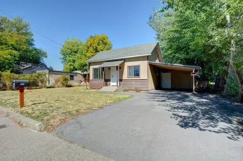 808 NE D St, Grants Pass, OR 97526