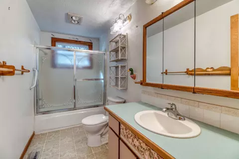 Bath - 15863 Dawn Rd, La Pine, OR 97739 photo 2 of 2