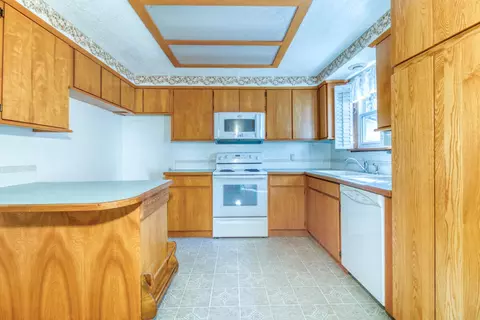 Kitchen - 15863 Dawn Rd, La Pine, OR 97739 photo 1 of 2