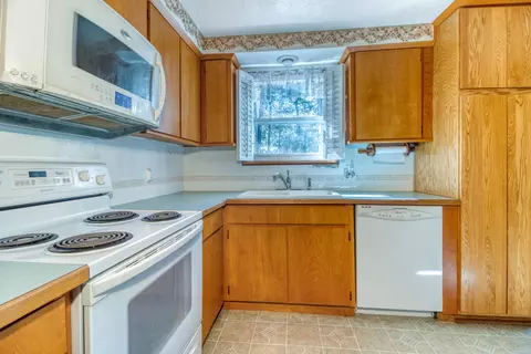 Kitchen - 15863 Dawn Rd, La Pine, OR 97739 photo 2 of 2