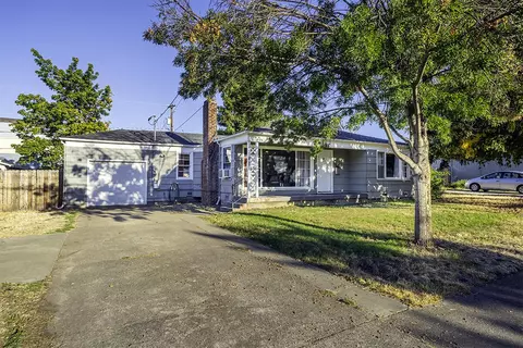 909 S Holly St, Medford, OR 97501