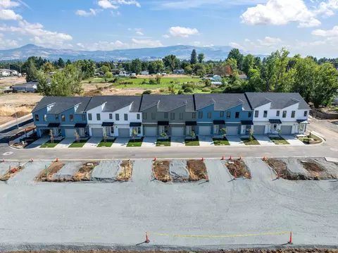 2028 Sunset Dr #1, Medford, OR 97501