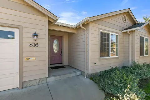 Exterior - 816 Ash St, Central Point, OR 97502 photo 2 of 5