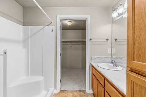 Bath - 816 Ash St, Central Point, OR 97502 photo 1 of 2
