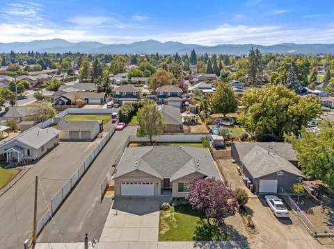 View/Area - 816 Ash St, Central Point, OR 97502 photo 2 of 3
