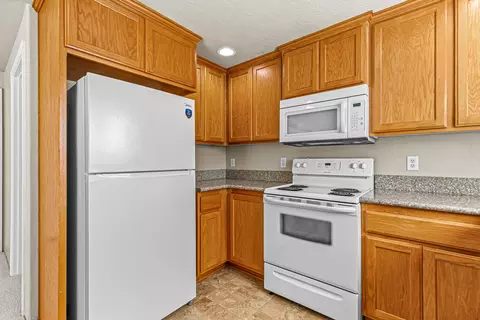 Kitchen - 816 Ash St, Central Point, OR 97502 photo 3 of 4