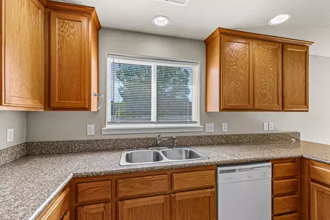 Kitchen - 816 Ash St, Central Point, OR 97502 photo 4 of 4