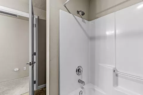 Bath - 816 Ash St, Central Point, OR 97502 photo 2 of 2