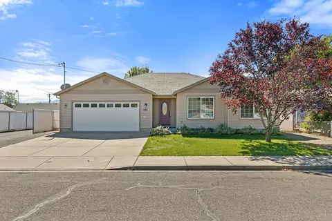 Exterior - 816 Ash St, Central Point, OR 97502 photo 1 of 5