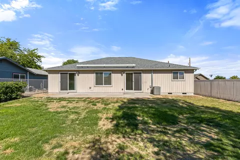 Exterior - 816 Ash St, Central Point, OR 97502 photo 4 of 5