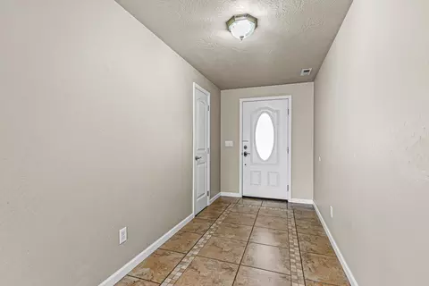 Entry Way - 816 Ash St, Central Point, OR 97502 photo 1 of 1
