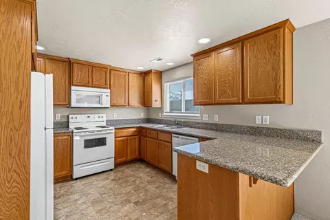 Kitchen - 816 Ash St, Central Point, OR 97502 photo 2 of 4