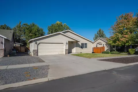 3336 NE Hoona Dr, Bend, OR 97701