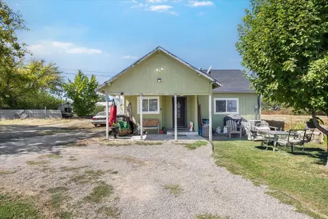 1129 Pinecroft Ave, Medford, OR 97501