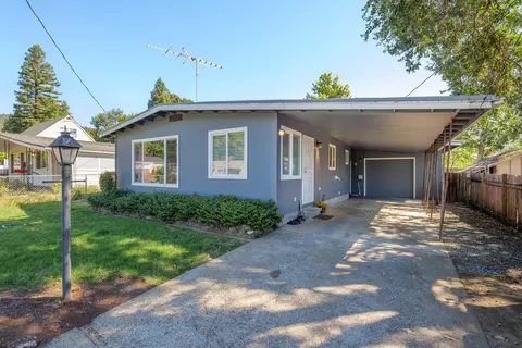 909 NE 11th St, Grants Pass, OR 97526