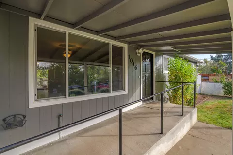 1016 NW Bellevue Pl, Grants Pass, OR 97526