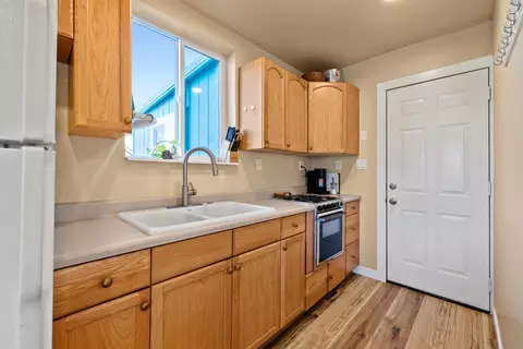 Kitchen - 32314 Rivers Dr, Chiloquin, OR 97624 photo 1 of 3