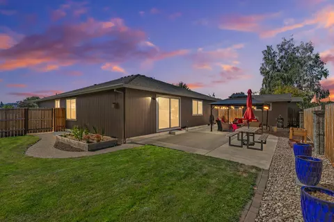 335 Applewood Dr, Central Point, OR 97502