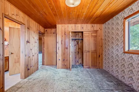 Bedroom - 32311 Modoc Point Rd, Chiloquin, OR 97624 photo 3 of 6