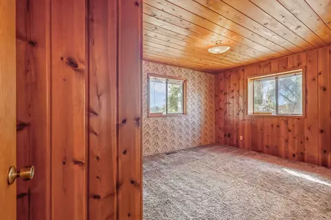 Bedroom - 32311 Modoc Point Rd, Chiloquin, OR 97624 photo 2 of 6