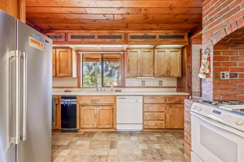 Kitchen - 32311 Modoc Point Rd, Chiloquin, OR 97624 photo 1 of 3
