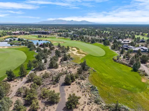 View/Area - 22936 Ghost Tree Ln, Bend, OR 97701 photo 4 of 13