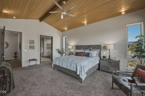Bedroom - 22936 Ghost Tree Ln, Bend, OR 97701 photo 2 of 4