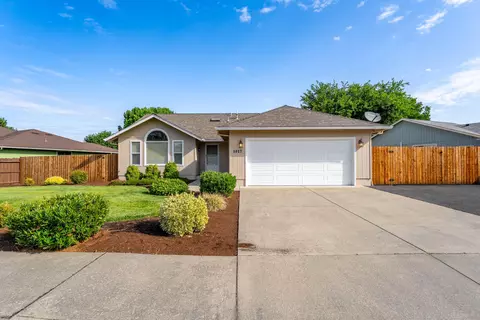 1017 Fairfield Ave, Central Point, OR 97502