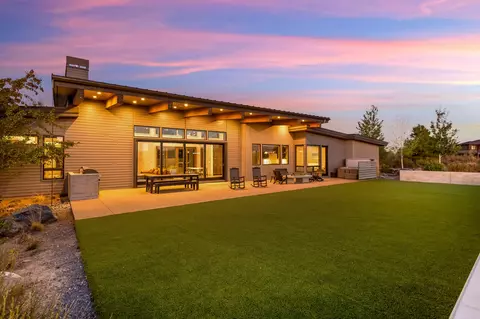 61785 Hosmer Lake Dr, Bend, OR 97702