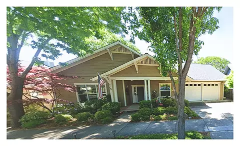 584 Great Oaks Dr, Ashland, OR 97520