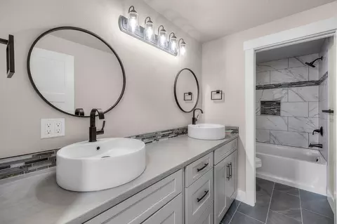Bath - 21800 Katie Dr, Bend, OR 97701 photo 1 of 6