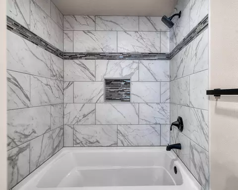 Bath - 21800 Katie Dr, Bend, OR 97701 photo 3 of 6