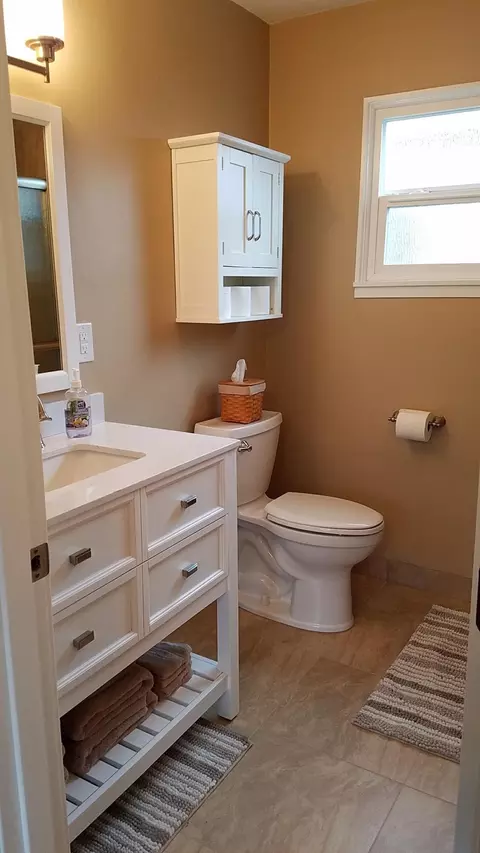Bath - 160 E St, Jacksonville, OR 97530 photo 4 of 5
