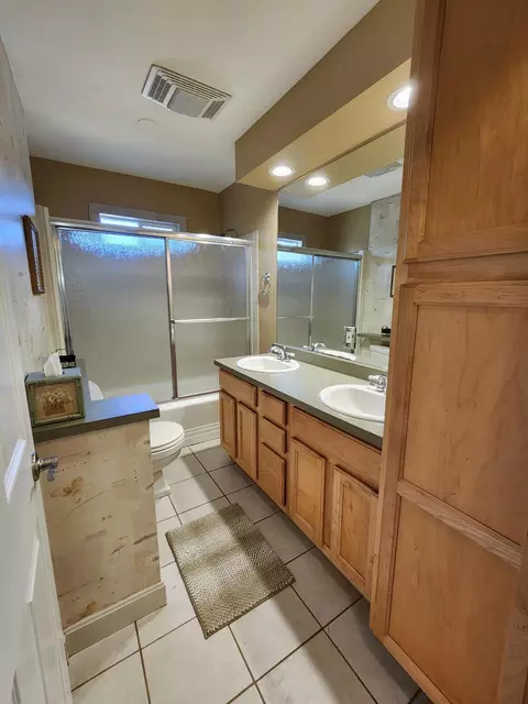 Bath - 160 E St, Jacksonville, OR 97530 photo 1 of 5