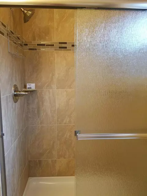 Bath - 160 E St, Jacksonville, OR 97530 photo 3 of 5