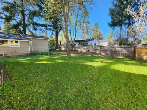 Exterior - 160 E St, Jacksonville, OR 97530 photo 3 of 5