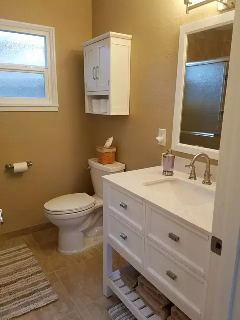 Bath - 160 E St, Jacksonville, OR 97530 photo 2 of 5