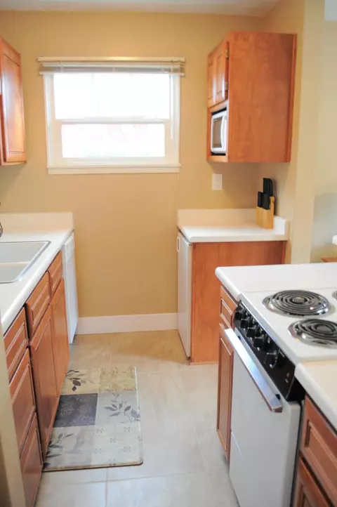 Kitchen - 160 E St, Jacksonville, OR 97530 photo 7 of 7