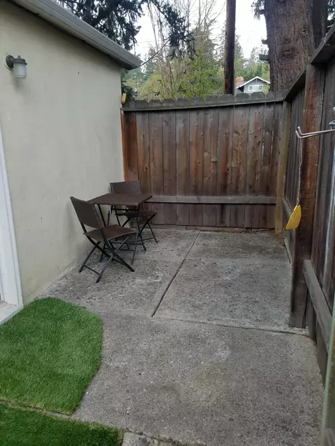 Exterior - 160 E St, Jacksonville, OR 97530 photo 4 of 5