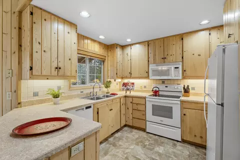 Kitchen - 18221 Oregon Loop #40, Sunriver, OR 97707 photo 1 of 2