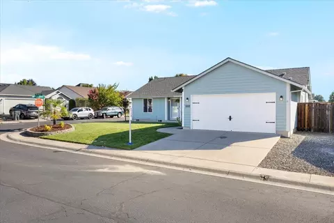 1409 Twin Rocks Dr, Central Point, OR 97502