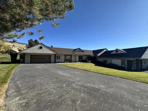 9221 St Andrews Cir, Klamath Falls, OR 97603