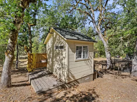 Exterior - 798 Covered Bridge Rd, Rogue River, OR 97537 photo 6 of 17