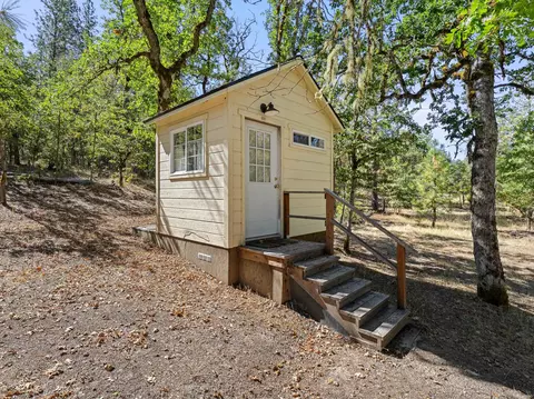 Exterior - 798 Covered Bridge Rd, Rogue River, OR 97537 photo 5 of 17