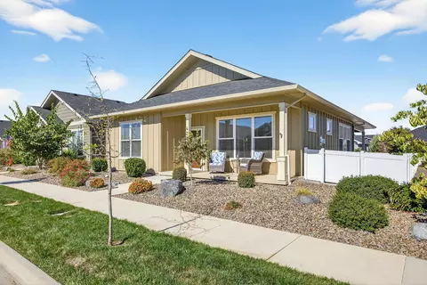 422 Castle Rock Dr, Central Point, OR 97502 photo 2