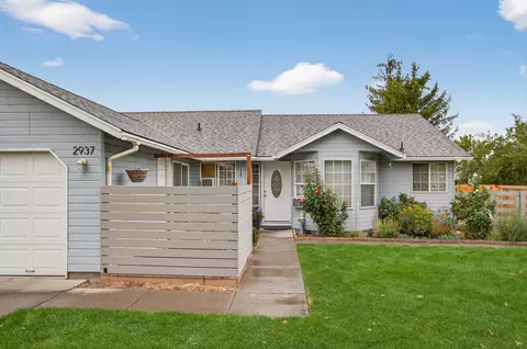 2937 SW Salmon Ave, Redmond, OR 97756