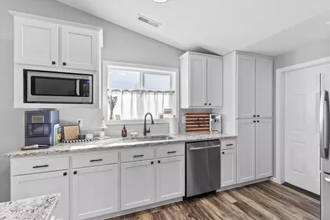 Kitchen - 23 Blue Heron Ct, Eagle Point, OR 97524 photo 4 of 5