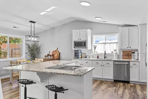Kitchen - 23 Blue Heron Ct, Eagle Point, OR 97524 photo 2 of 5