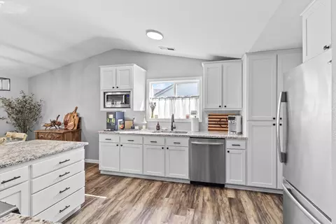 Kitchen - 23 Blue Heron Ct, Eagle Point, OR 97524 photo 3 of 5