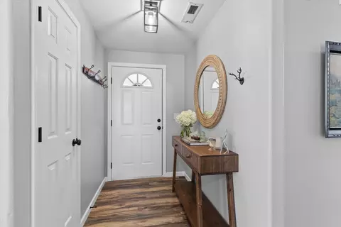 Entry Way - 23 Blue Heron Ct, Eagle Point, OR 97524 photo 1 of 2